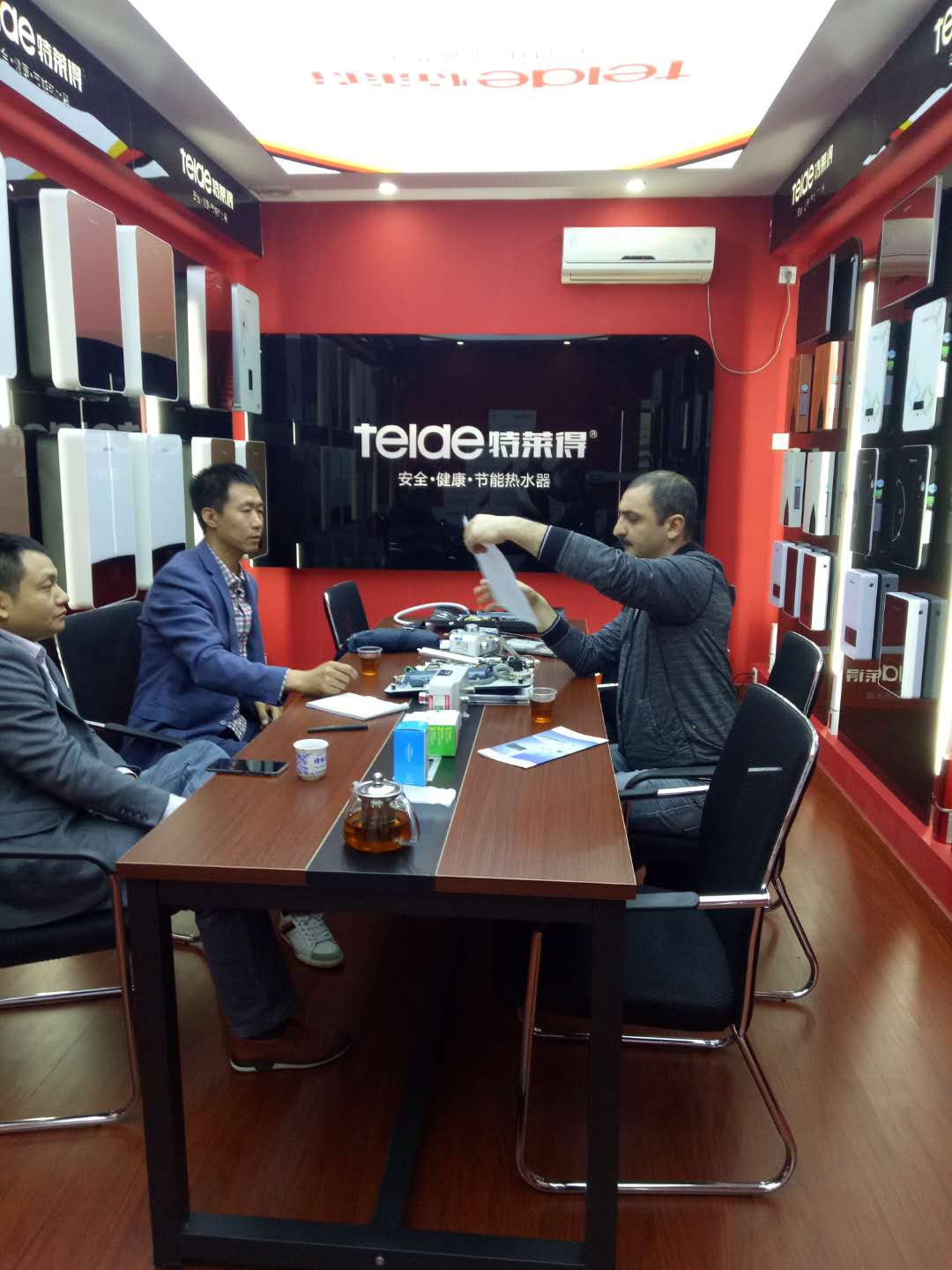 烈歡迎俄羅斯客戶(hù)蒞臨我司，恭賀成功簽約！